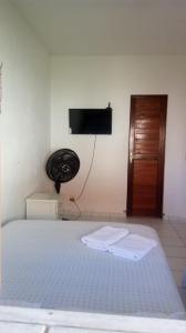 卡諾格布拉達的住宿－Chalé do Aldo，一间卧室配有一张床,上面有两条毛巾