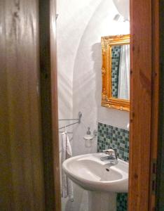 La salle de bains est pourvue d'un lavabo et d'un miroir. dans l'établissement Ferienwohnung Paulick, à Bautzen