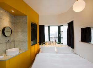 a bedroom with two beds and a sink and a mirror at SWEETS - Kattenslootbrug in Amsterdam