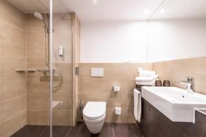 Koupelna v ubytování HARBR. hotel Heilbronn + 37 fotografií