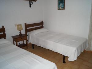 Zimmer mit 2 Betten und einem Tisch mit einer Lampe in der Unterkunft H32 in Lloret de Mar