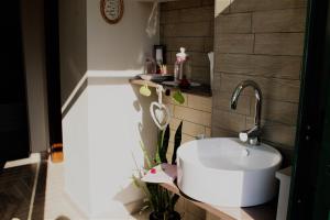 La salle de bains est pourvue d'un lavabo blanc. dans l'établissement Domus Annae B&B, à Pompéi