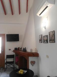 sala de estar con chimenea y TV en La Vila, en Villajoyosa