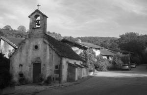 ein schwarz-weißes Foto einer Kirche mit Glockenturm in der Unterkunft La Thébaïde in Saint-Amour