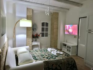 Tempat tidur dalam kamar di CASANOVA - Luxury Apartment