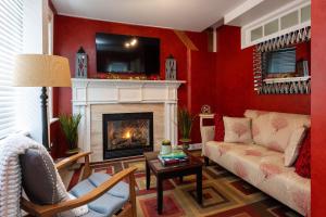 a living room filled with furniture and a fire place at Hartstone Inn & Hideaway in Camden