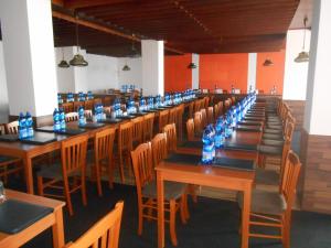 Um restaurante ou outro lugar para comer em Hotel Bitov