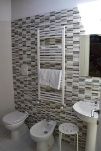 a bathroom with a toilet and a sink at Residenza Ondanomala in Chieuti