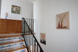 un escalier dans une maison ornée de peintures murales dans l'établissement Monte Pego EB Rafol Almunia, à Ráfol de Almunia