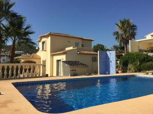 une villa avec une piscine en face d'une maison dans l'établissement Monte Pego EB Rafol Almunia, à Ráfol de Almunia