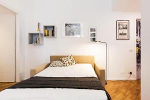 A bed or beds in a room at New Capolinea 5 - Apartment