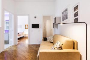 - un salon avec un canapé et une télévision dans l'établissement New Capolinea 5 - Apartment, à Milan