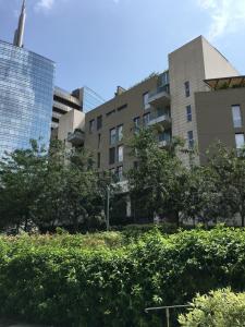 vista su un edificio e su alcuni alberi e edifici di Corso Como New Building Apartment a Milano