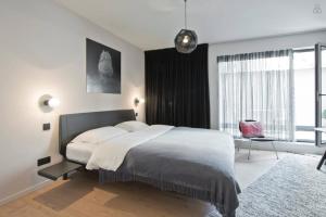 una camera da letto con un letto grande e una grande finestra di B&B Lucy in the Sky ad Anversa