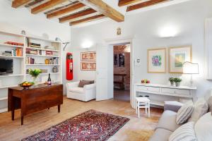 een woonkamer met een bank en een tafel bij La dimora medievale del Duca in Ferrara