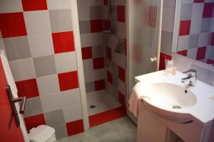 uma casa de banho com um lavatório e um chuveiro em VVF Collonges-la-Rouge em Collonges-la-Rouge