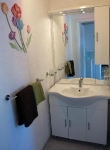 腓特烈羅達的住宿－Ferienwohnung Hornig，一间带水槽和镜子的浴室