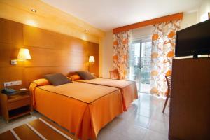 
a bedroom with a large bed and a large window at Hotel Servigroup Diplomatic in Benidorm
