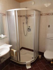Bilik mandi di Aparthotel Hohe Brücke