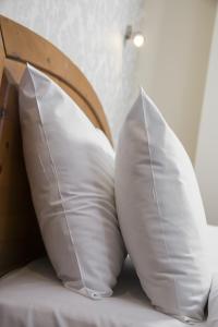 A bed or beds in a room at Lobster Hall 