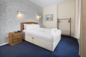 A bed or beds in a room at Lobster Hall 