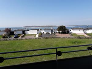 a view of a yard with houses and the water at Appartement mit Balkon und Meerblick in Fehmarn
