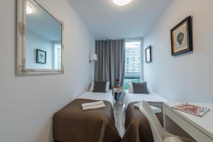 ein Hotelzimmer mit 2 Betten und einem Spiegel in der Unterkunft V Ajax Warsaw Bed&Breakfast ROOMS in Warschau