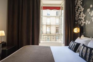 En eller flere senge i et værelse på Hôtel Voltaire Opéra