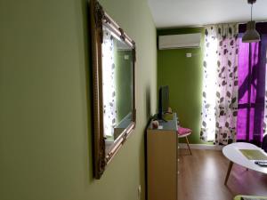 A television and/or entertainment centre at Sasso-студио 3 Még 9 kép