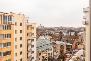 Výhľad na mesto Ľvov alebo výhľad na mesto priamo z apartmánu