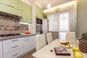 Kuchyňa alebo kuchynka v ubytovaní Delicate Lviv Apartment + 16 fotografií