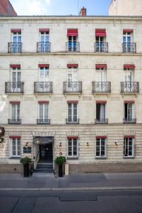a large white building with windows and balconies at Hotel Voltaire Opera Nantes Centre in Nantes