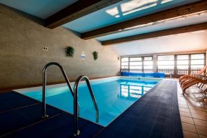a swimming pool in a hotel room with a pool at BS-Ötscher Hotel in Lackenhof