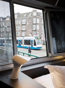 uma vista de uma janela de um comboio em SWEETS - Wiegbrug em Amsterdã