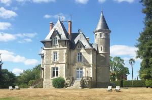 een oud huis met een toren erop bij Chateau Breduriere in Moutiers-sur-le-Lay