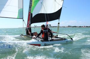 dos personas en un velero en el agua en Chateau Breduriere, en Moutiers-sur-le-Lay