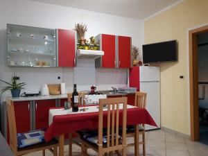 Kuchyň nebo kuchyňský kout v ubytování Apartments Davor