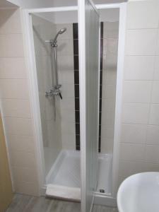un bagno con cabina doccia e lavandino di Pod Orehi a Postumia