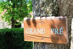 un signe sur un arbre avec les mots grand arbre dans l'établissement Gîtes Grand Pré ! et la Roulotte de Roquecor, à Roquecor