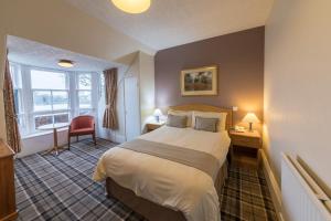 Una habitación de hotel con una cama y una ventana. en Pentland Hotel, en Thurso 31 fotos más