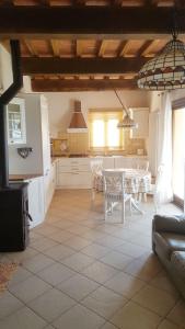 a living room with a table and a kitchen at Villa nel verde | civico 2 in Uzzano