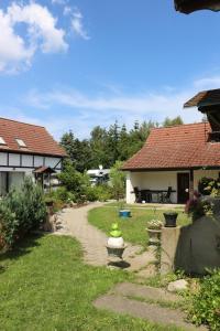 LütowにあるKöster's Hof Lütowの家に通じる小道付きの庭園