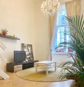 een woonkamer met een tafel en een televisie bij Paul's palace - absolute center! in Bratislava
