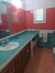 a bathroom with a sink and a mirror at Casa Blanca in Las Terrenas