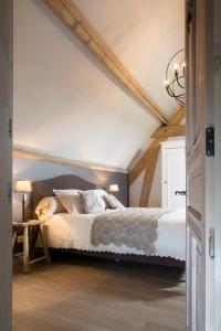 a bedroom with a large bed in a attic at B&B In 't Stille Weg in Kemmel