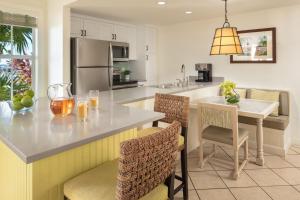 uma cozinha com uma ilha com uma mesa e cadeiras em Hyatt Vacation Club at Sunset Harbor em Key West