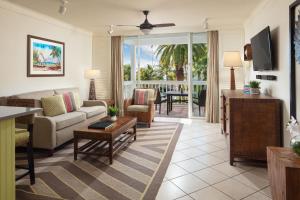 ein Wohnzimmer mit einem Sofa und einem Tisch in der Unterkunft Hyatt Vacation Club at Sunset Harbor in Key West