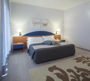 Postel nebo postele na pokoji v ubytování Roero Park Hotel