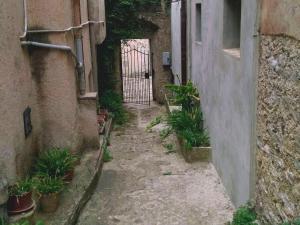 エーリチェにあるCasa Bombonieraの建物内の植物と門のある路地