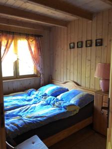 サシノにあるMiturówkaのベッドルーム1室(青いシーツと窓付きのベッド2台付)